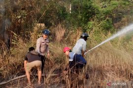 Polres OKU padamkan karhutla  di lahan kosong