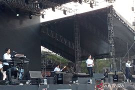 Aksi melamar di panggung hebohkan konser Hindia