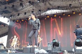 Slank bakar semangat penonton hari ketiga Synchronize Fest lewat "I Miss You But I Hate You"