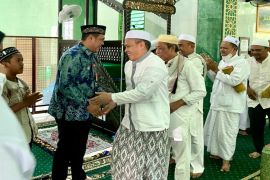 Wali Kota Aditya serahkan bantuan hibah tempat ibadah