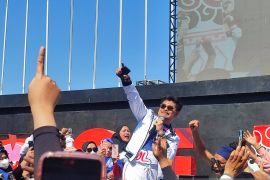Mentan memotivasi peserta jalan sehat di Tani On Stage Makassar