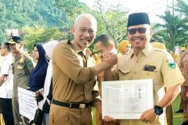 Sekda Pesiisr Selatan Serahkan Penghargaan KPAI Kepada Kadis Dukcapil