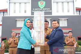 Bupati Tapsel serahkan penghargaan hasil Juara Umum Sumut kepada kades dan PKK