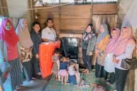 Ketua P2TP2A Pesisir Selatan salurkan bantuan pada keluarga korban kekerasan