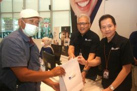 AXA Mandiri ajak nasabah  hidup sehat lewat Emma AXA Mandiri FIT Challenge