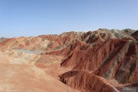 Artikel - Buddha Berbaring dan barisan gunung warna-warni di tengah Jalur Sutra