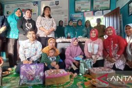 BKKBN Babel serahkan bantuan makanan tambahan ke balita stunting dan ibu hamil