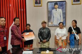 Bupati Bangli berikan bantuan korban longsor Banjar Brahmana Bukit