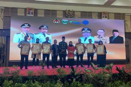 Gubernur serahkan penghargaan Paritrana Award Tingkat Sumbar