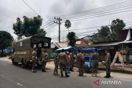 Satpol PP Damkar Agam tertibkan pedagang sepanjang jalan utama