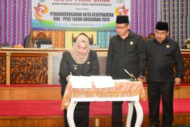 Dua pimpinan tak hadir, Bupati Bengkalis tandatangani KUA-PPAS bersama DPRD
