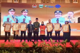 PT Agrowiratama Pasbar terima penghargaan Paritrana Award 2022 dari Gubernur