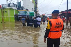 Polisi turun saat banjir di Pekanbaru, Kapolda: Ini salah satu tugas polisi