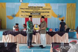 Anggota DPRD Kalsel Karlie serahkan laporan hasil reses di Kecamatan Tamban Batola