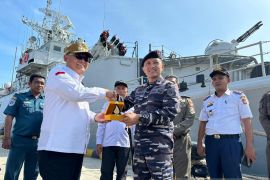 Bupati Gorontalo Utara melepas KRI Hasan Basri-382