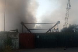 Basarnas berupaya padamkan kapal Ferry di Pelabuhan Indah Kiat Merak yang terbakar