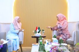 Bertemu Wan Azizah Ismail, Khofifah bahas pendidikan anak-anak PMI