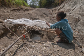 Warga berinisiatif membuat lubang air saat musim kemarau Page 1 Small