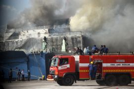 Evakuasi penumpang kapal terbakar di Cilegon gunakan "crane"