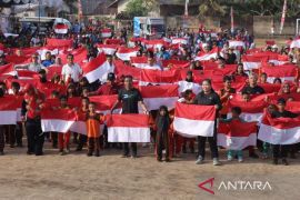 Pj Gubernur Babel serahkan 1.000 kelapa sawit bantu petani Desa Pongok