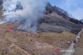 Wisata Gunung Bromo ditutup total akibat kebakaran hutan dan lahan
