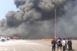 Tim gabungan masih terus berupaya padamkan api kapal Mutiara Berkah I di Merak