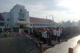 Wali Kota bersama ratusan pegawai shalat istisqa berharap hujan segera turun