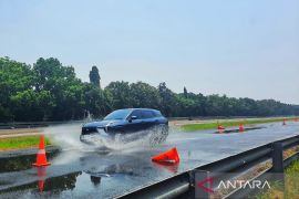 Uji kestabilan Mitsubihsi XForce pada jalur basah