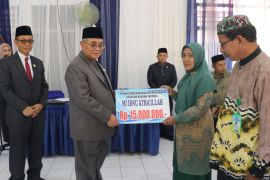 Pemkab HSS salurkan dana hibah BOSDA lingkup kemenag dan PPG