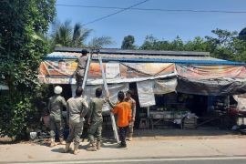 Kasatpol-PP Balangan imbau konsumen rokok tidak memasang spanduk di toko