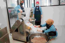 Govt aims to strengthen competitiveness of small-scale fish processors