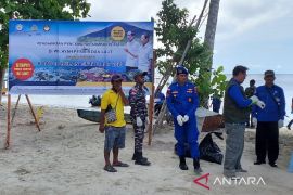 Warga Biak bersihkan pantai kampung nelayan Samber-Binyeri