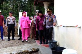 Polres Agam renovasi-pasang saluran air bersih di Mushalla Ishaniah Silayang