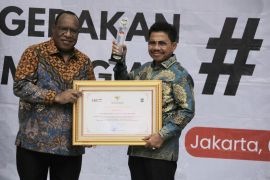 Bagi 10 juta bendera Merah Putih, Kota Tangerang dapat penghargaan Kemendagri