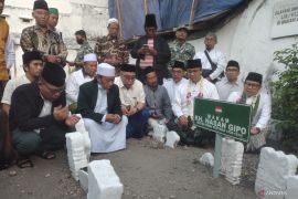 Anies dan Cak Imin ziarahi makam Sunan Ampel dan ketua PBNU pertama