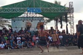 Genesia UMY tampilkan Peresean di pesta rakyat di kaki Gunung Rinjani