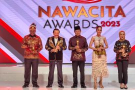 Hermus Indou terima penghargaan pejuang demokrasi Nawacita Awards