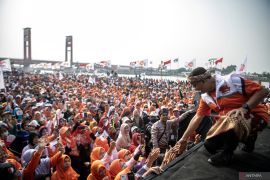 Anies Baswedan ikuti senam sehat  bersama PKS di Palembang