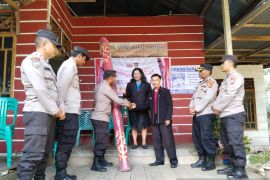 Polres Inhu berikan karpet ke Gereja Bethel Desa Kuba