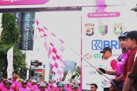 Ketua Umum Bhayangkari lepas peserta "City Ride Road to Tour Of Kemala"