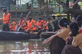 TNI latih anak pramuka tentang penanggulangan bencana