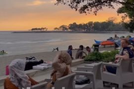 Angkringan Aruna: Resto Tepi Pantai yang Asyik saat Akhir Pekan