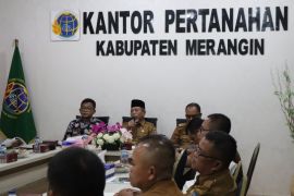 Bupati Merangin pimpin sidang panitia pertimbangan "land reform"