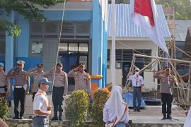 Polisi berikan arahan di SMAN 1 Kolaka dalam rangka Polri Masuk Sekolah