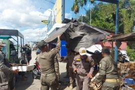 Satpol PP Paser tertibkan PKL berjualan di atas trotoar