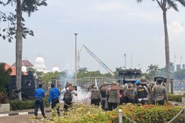 Aksi unjuk rasa di depan kantor BP Batam ricuh