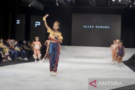 Anak-anak tampilkan "Ethnic Colorful" di Surabaya Fashion Parade 2023