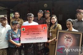 Pemkab Gianyar berikan santunan ke keluarga korban lift jatuh