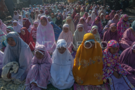 Siswa salat meminta hujan di Boyolali Page 1 Small