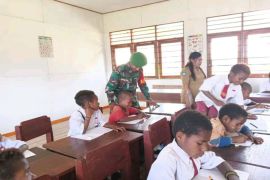 Koramil 1710-05/Jila bantu guru awasi proses belajar mengajar